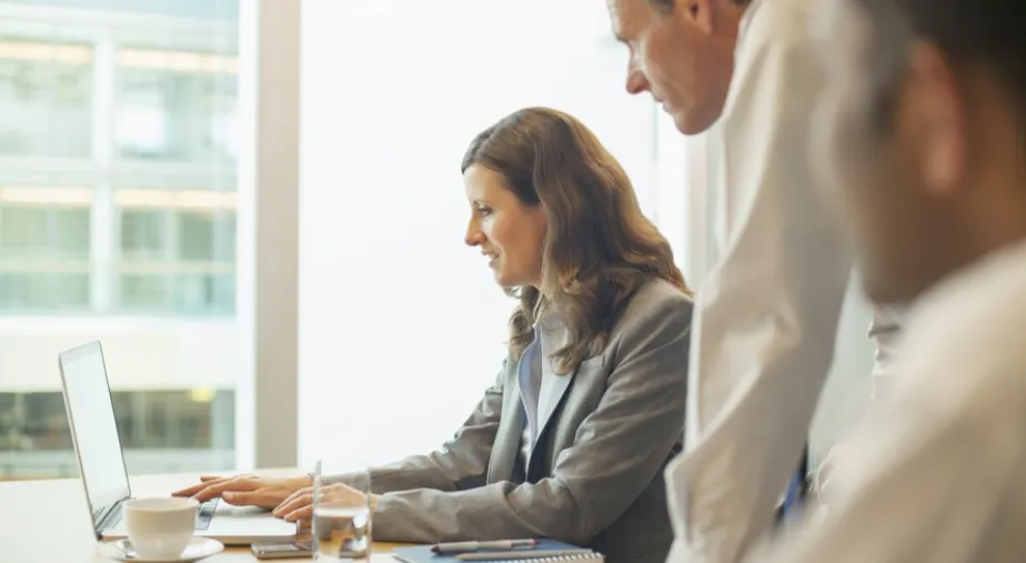 Franszyza ubezpieczeniowa - dwoje ludzi w biurze podpisuje dokumenty