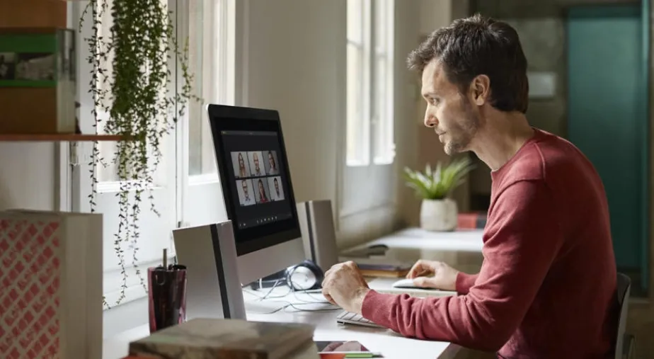 Ubezpieczenie NNW praktyki online - mężczyzna podczas pracy online